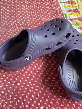 CROCS Classic Clog in Deep Purple